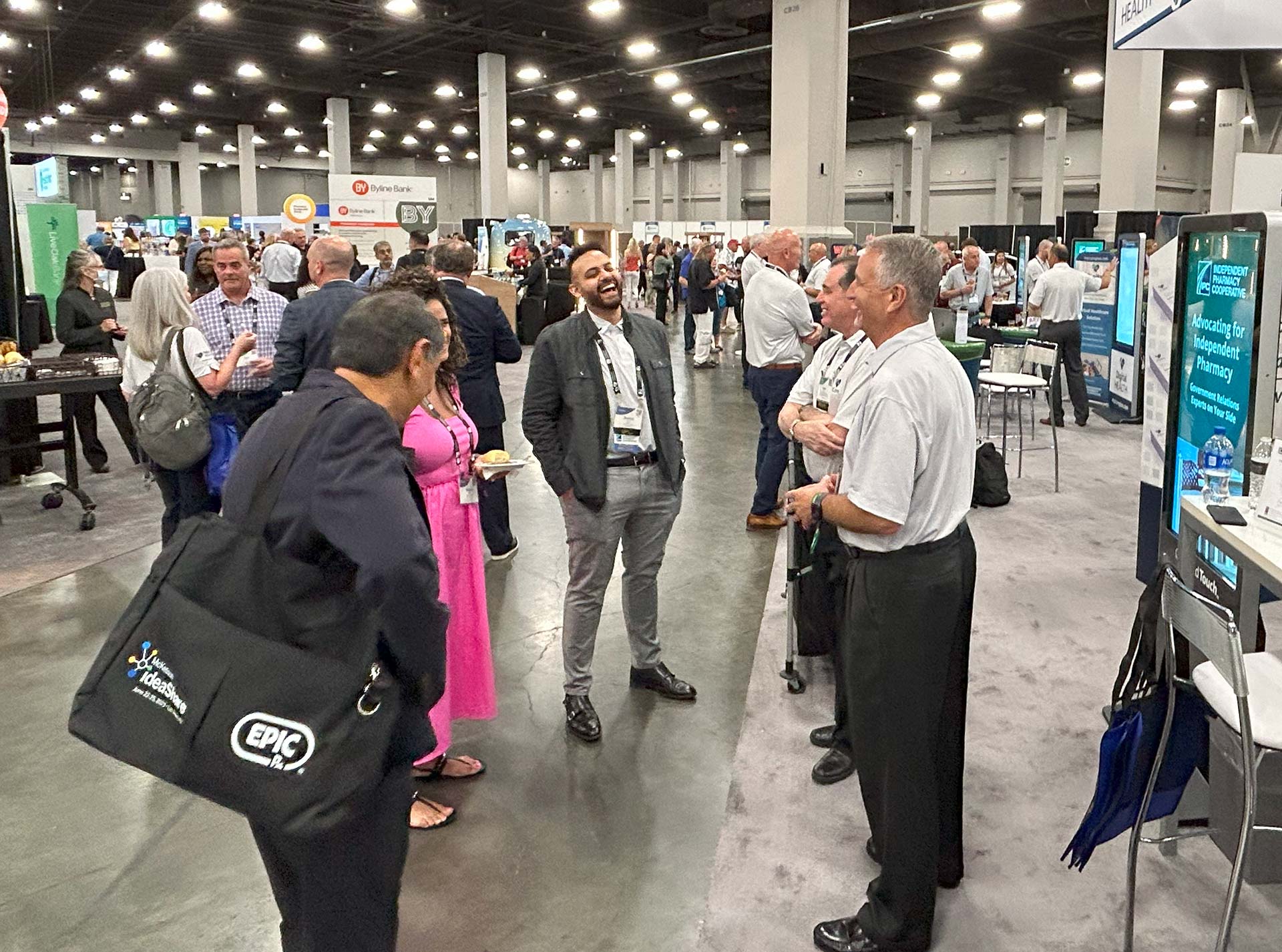 ideaShare-Attendees-speak-to-Mark-Kinney-and-John-Covellow-about-IPC-Government-Relations